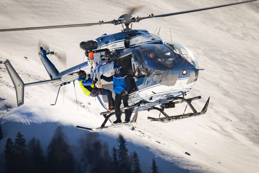 Forcesaeriennes's tweet photo. Félicitations au Cne Éric et à l'Adj Sylvain de la SAG BRIANÇON, pour le secours de 7 personnes emportées dans une avalanche au Pic de l'aigle. 100 kmh de vent, visibilité marginale, avec le PGHM Jausier, vous avez porté haut les valeurs d'engagement des #FAGN. #Honneur https://t.co/PRJYLuiygw
