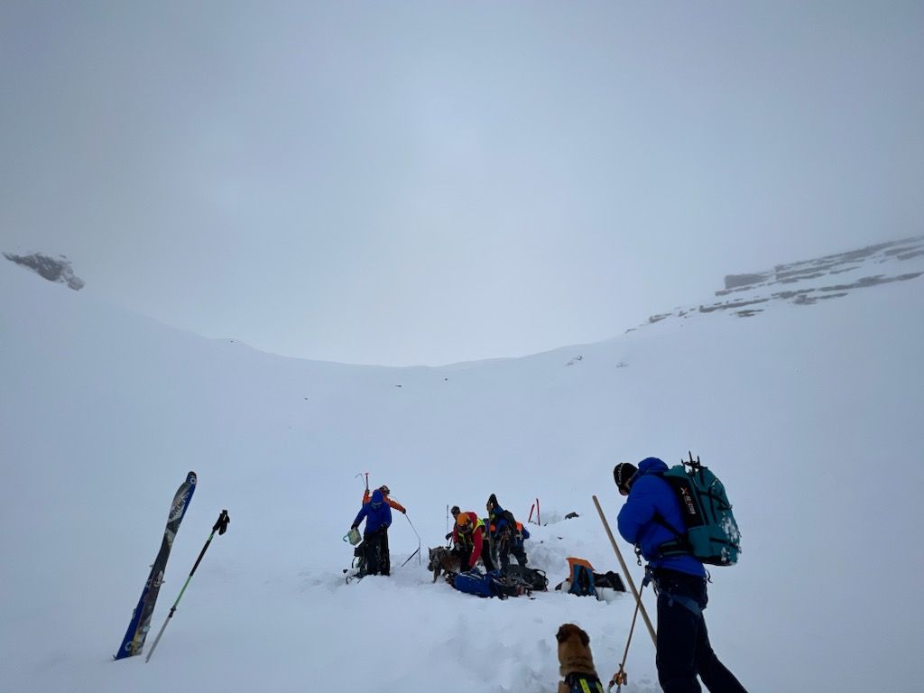 Forcesaeriennes's tweet photo. Félicitations au Cne Éric et à l'Adj Sylvain de la SAG BRIANÇON, pour le secours de 7 personnes emportées dans une avalanche au Pic de l'aigle. 100 kmh de vent, visibilité marginale, avec le PGHM Jausier, vous avez porté haut les valeurs d'engagement des #FAGN. #Honneur https://t.co/PRJYLuiygw