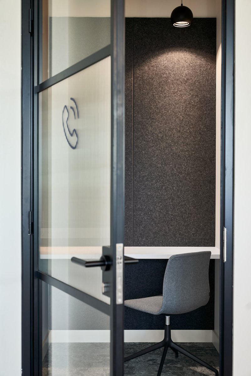 ais_workplace's tweet photo. Booths, pods, silent rooms…most modern #offices include some variation of these that offer physical and #acoustic privacy to #employees looking to retreat and focus in an #open-plan #workspace. 

Does your office use pods? Do you use them or do you loathe them? Comment below! https://t.co/15HsyOYV0p