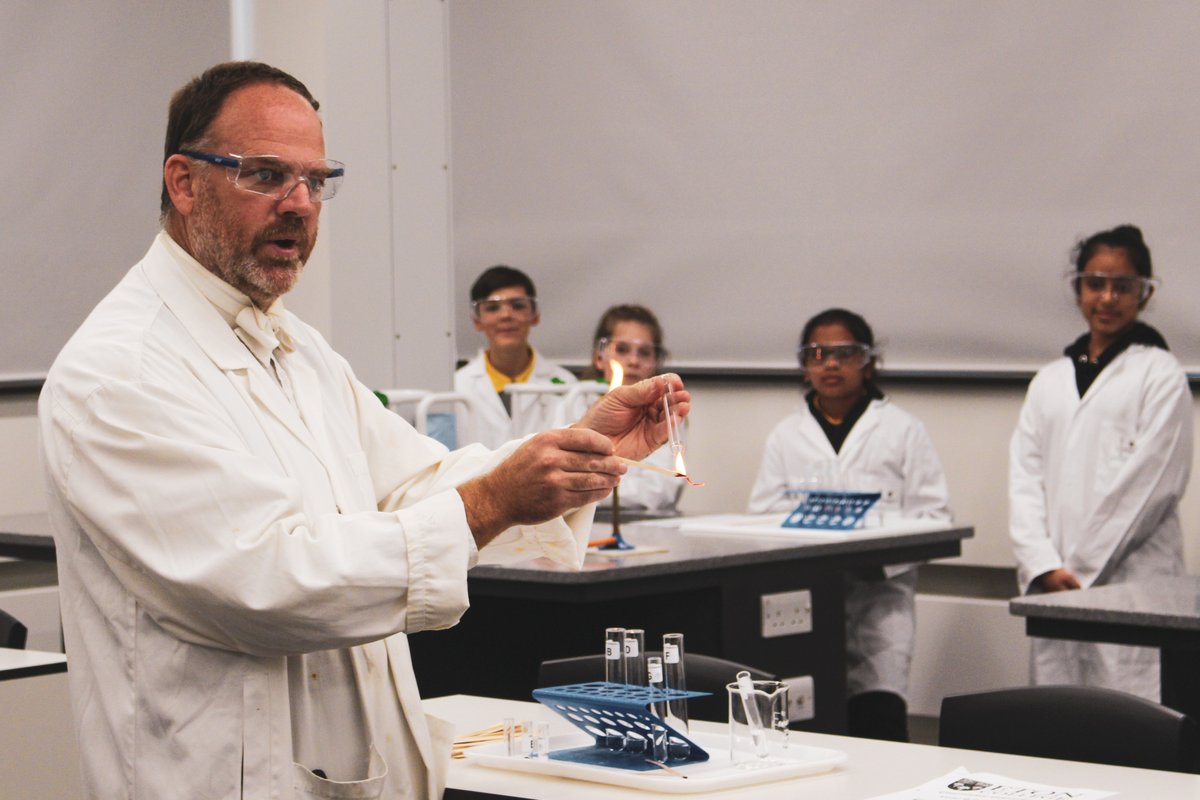 EtonPartnership's tweet photo. Our Year 6 Science Afternoons have continued this year with two sessions supporting 80 local pupils. Lynch Hill Hill Primary Academy and St Maryβs CofE School enjoyed getting hands-on with experiments in the three sciences. #primaryschoolscience #etoncollege https://t.co/VeQskjSZz3