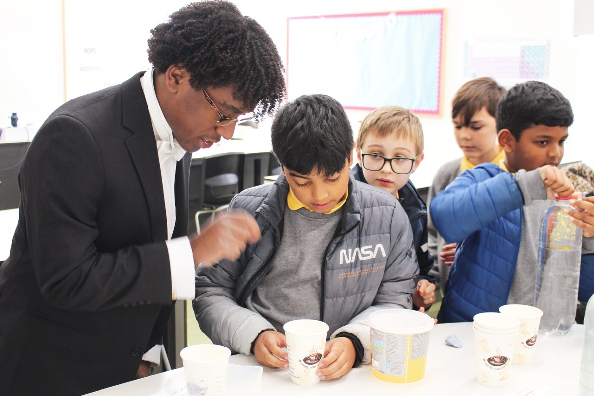 EtonPartnership's tweet photo. Our Year 6 Science Afternoons have continued this year with two sessions supporting 80 local pupils. Lynch Hill Hill Primary Academy and St Maryβs CofE School enjoyed getting hands-on with experiments in the three sciences. #primaryschoolscience #etoncollege https://t.co/VeQskjSZz3