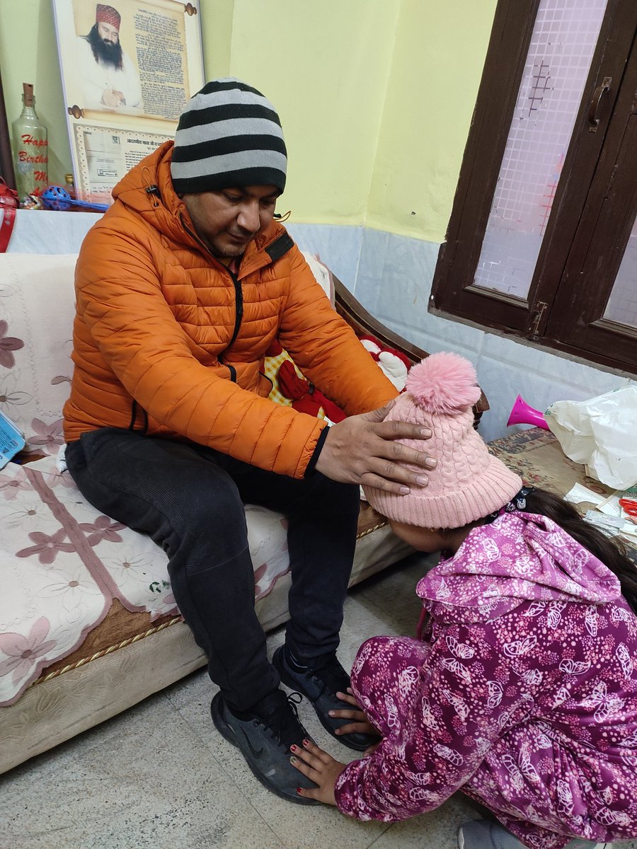 Gurwinder4212's tweet photo. Everyone must #RespectElder , it is taught by revered #SaintDrMSG that daughters can also touch the feet of their parents or elder ones. #StartYourDayWithSmile #TeachingsOfDrMSG https://t.co/mDYQmjoeDQ