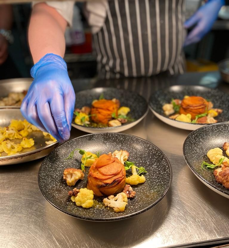 TheLincolnHotel's tweet image. Sous Chef, Dean, adding the finishing touches to main courses before service 😋 

#Hospitality #Plating #TheLincolnHotel