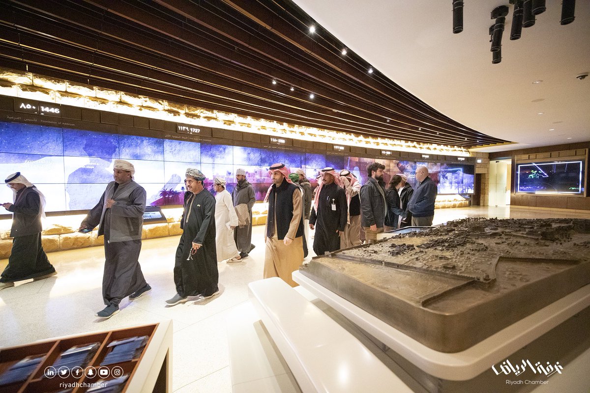 RiyadhChamber's tweet photo. نائب رئيس مجلس ادارة #غرفة_الرياض أ. نايف الراجحي يصحب وفد غرفة تجارة وصناعة عُمان - فرع الغرفة بمحافظة شمال الشرقية - برئاسة أ. محمد المسكري بجولة بالدرعية واستمع الوفد لشرح مفصل عن ابرز المكونات التاريخية ومشاريع ��لتطوير بالدرعية. https://t.co/CdGZt3dg6x