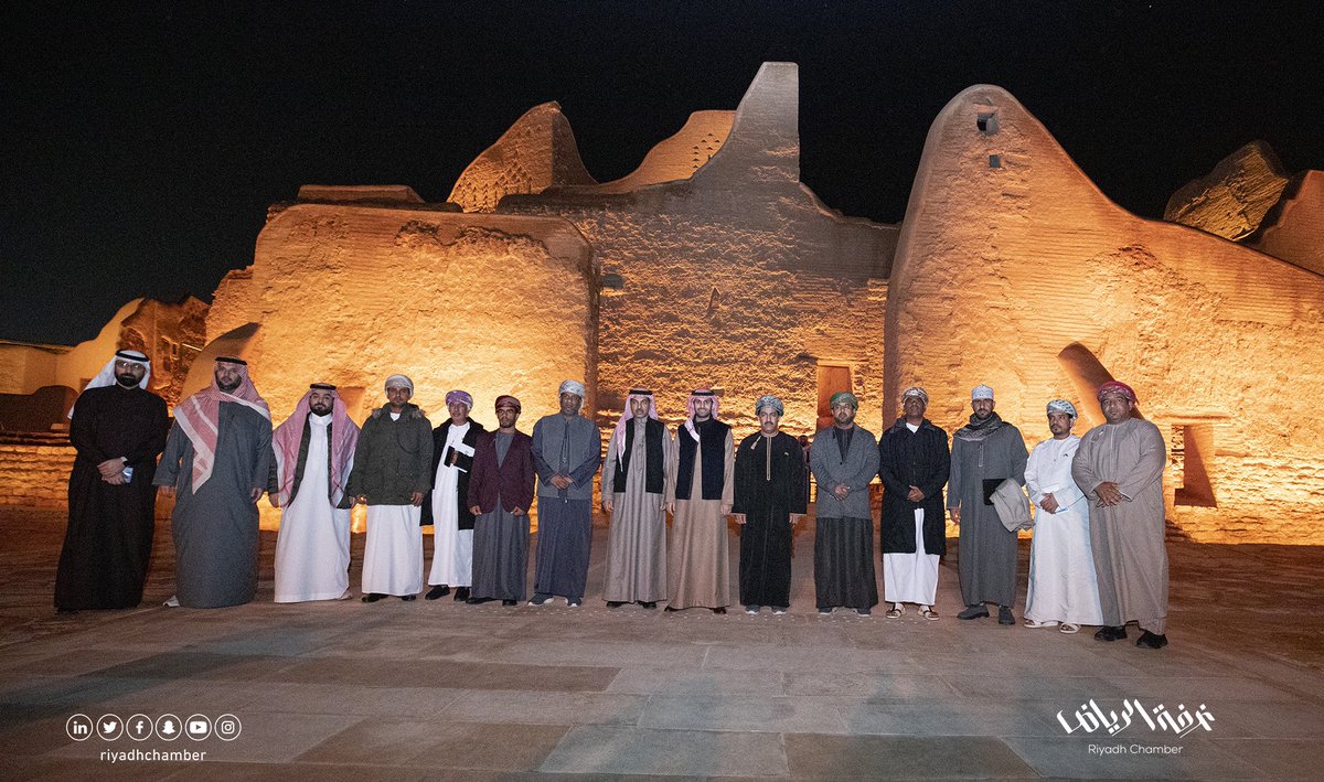 RiyadhChamber's tweet photo. نائب رئيس مجلس ادارة #غرفة_الرياض أ. نايف الراجحي يصحب وفد غرفة تجارة وصناعة عُمان - فرع الغرفة بمحافظة شمال الشرقية - برئاسة أ. محمد المسكري بجولة بالدرعية واستمع الوفد لشرح مفصل عن ابرز المكونات التاريخية ومشاريع ��لتطوير بالدرعية. https://t.co/CdGZt3dg6x