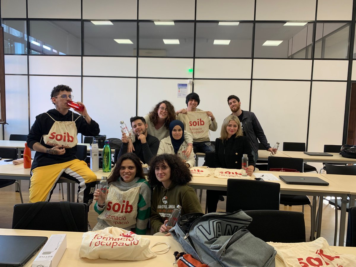 UIBTalent's tweet photo. 📸 L'alumnat dels certificats de professionalitat del sector químic estrena l'any amb nova equipació! Gràcies per millorar el dia a dia de l'alumnat. #SOIBSomPro #SomPro #Certificatsdeprofessionalitat #formacioSOIB https://t.co/YU6cYE1Ais