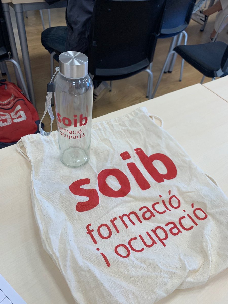 UIBTalent's tweet photo. 📸 L'alumnat dels certificats de professionalitat del sector químic estrena l'any amb nova equipació! Gràcies per millorar el dia a dia de l'alumnat. #SOIBSomPro #SomPro #Certificatsdeprofessionalitat #formacioSOIB https://t.co/YU6cYE1Ais