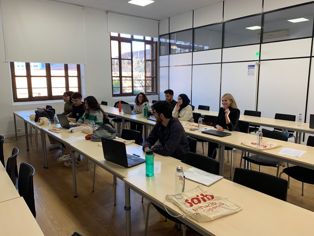 UIBTalent's tweet photo. 📸 L'alumnat dels certificats de professionalitat del sector químic estrena l'any amb nova equipació! Gràcies per millorar el dia a dia de l'alumnat. #SOIBSomPro #SomPro #Certificatsdeprofessionalitat #formacioSOIB https://t.co/YU6cYE1Ais