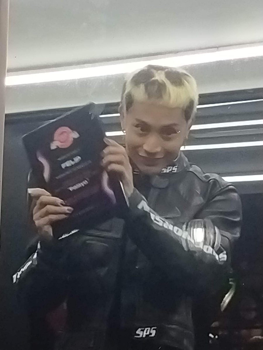 _lunaetsol's tweet photo. GANDA NG DETAILS NG JACKET GAGI PERO BAT ANG CUTE @felipsuperior 😭😭😭😭😭😭 https://t.co/odUDvFPBGd