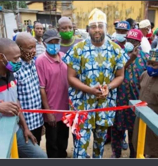 nazomIroanyanwu's tweet image. For real, the sign post is there , he even commissioned it with ribbon and scissors