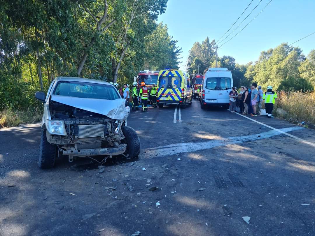 8/1/23, 17:30 h, colisión de 2 vehículos menores, sector Los Silos, concurrieron al lugar de la emergencia nuestros moviles R3 y B3, Samu  y Carabineros.
