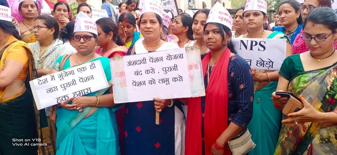 YadavRoopkamal's tweet photo. अंशदायी पेंशन एक छलावा है इसका पुरजोर विरोध होना चाहिए और हम सभी कर्मचारी #NMOPS के बैनर तले लामबद्ध होकर अपने अधिकार वरिष्ठता से पुरानी पेंशन के लिए संघर्षरत रहेंगे जब तक की हमे पुरानी पेंशन जस की तस नही मिल जाती 
#एकहीमिशनपुरानीपेंशन
#एकचमिशनजुनीपेंशन
#Vijaybanduji
#NMOPS https://t.co/A8R9OjLLzh
