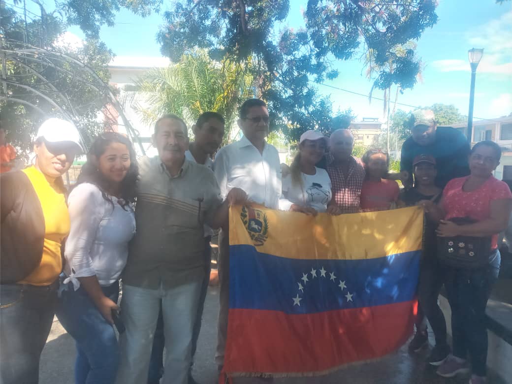untindigena's tweet photo. Docentes de Amazonas salieron este lunes #9Ene a la calle en protesta por un salario digno se concentraron en la plaza Bolívar de Pto Ayacucho
#SomosUNT
#SalarioDigno
#DocentesEnProtesta
#AmazonasALaCalle
@LiborioGuarulla
@partidount
📸 Cortesía https://t.co/nE8eY9Mv9O