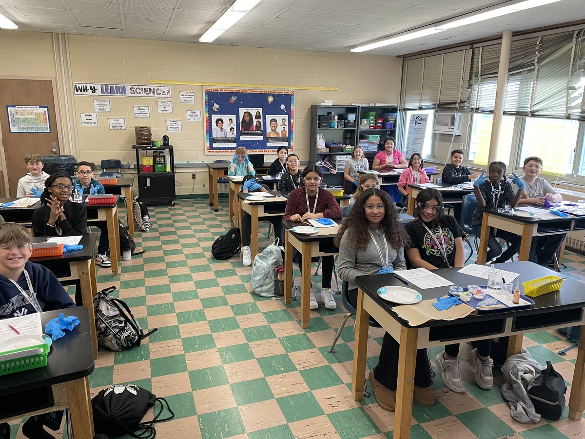 WBJHSPrincipal's tweet photo. How do we make science fun here @WestBabylon_JHS ? Hands-on learning via investigations is how! Students mixed different ingredients and took qualitative data on the different reactions. https://t.co/EuTQD2dGdi