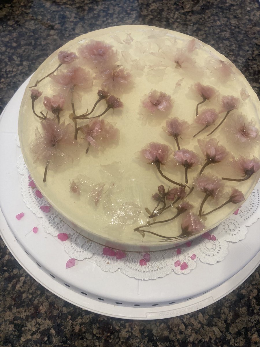 Michell75973658's tweet photo. Made this Sakura cream cheese mousse for a friend ~~~ https://t.co/VNxqVty15B
