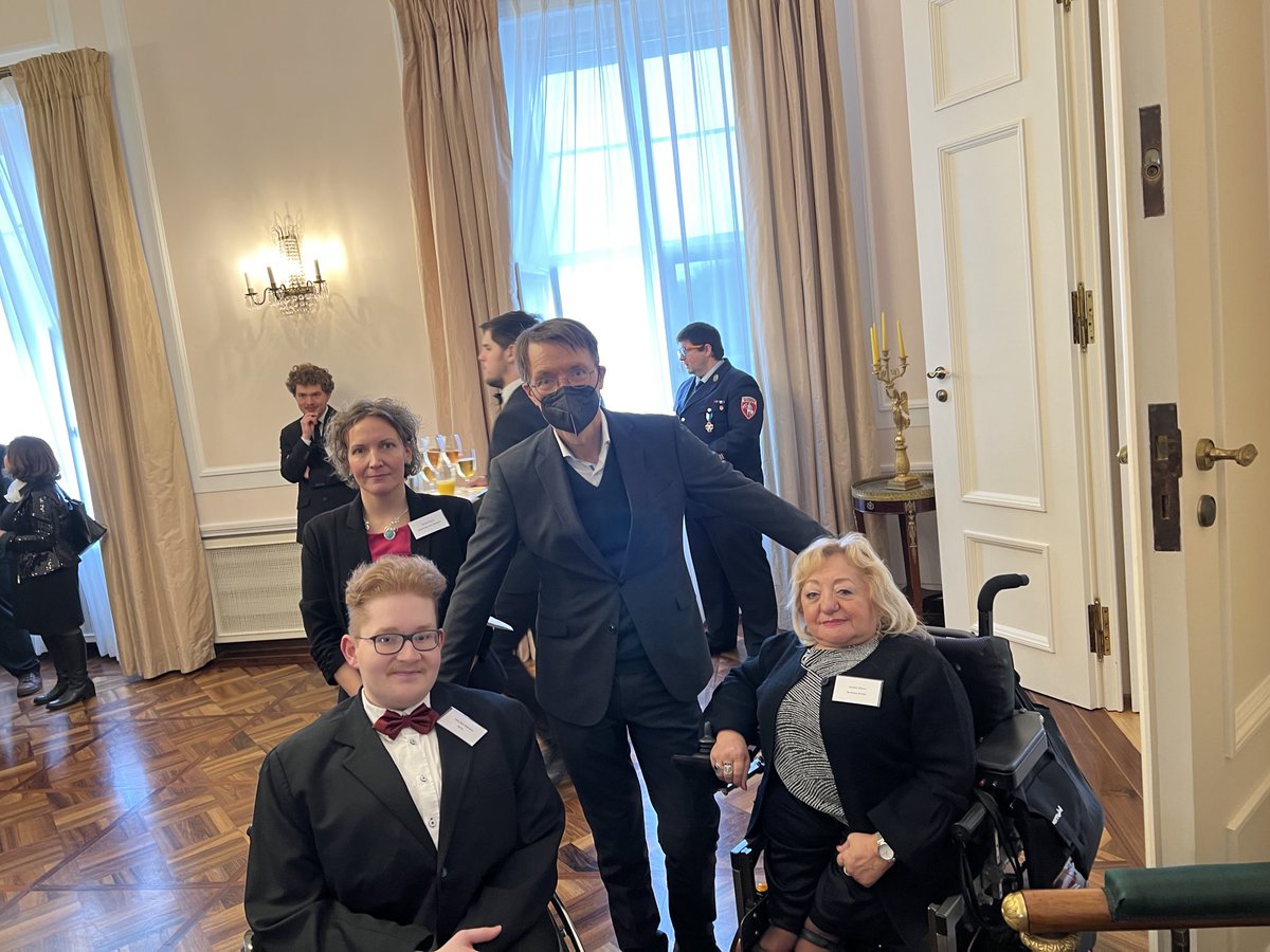 Beim Neujahrsempfang des Bundespräsidenten treffe ich auf Menschen, die eingeladen sind, weil sie sich besonders für Menschen mit Behinderungen eingesetzt haben. Beeindruckend, dass für sie nicht die eigene Behinderung im Vordergrund steht, sondern die von anderen Menschen