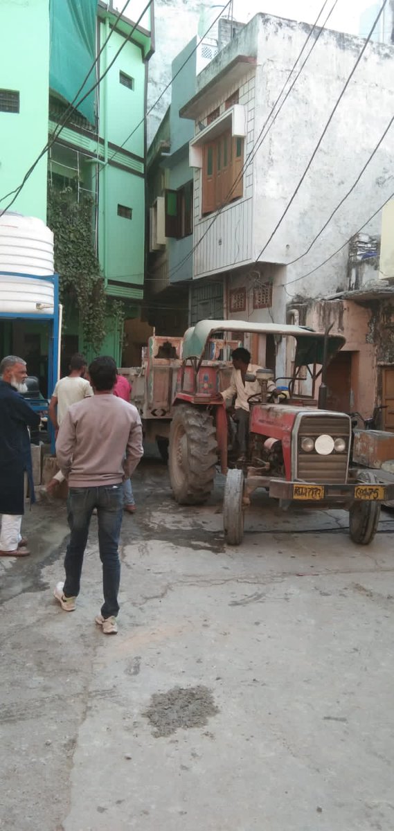 HitanshiSharma8's tweet photo. वार्ड 62 में रोड कार्य प्रारंभ हुआ मौके का निरक्षण किया, वार्ड ने रोड का कार्य जल्द पुर्ण होकर आमजन को के लिए सुखद कार्य होगा।। #ward62 #ayad #nagarnigamudaipur #hitanshi https://t.co/we1MovXlSf