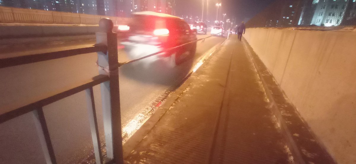 Нарны гүүрны явган замын хамгаалалт. Бараг 40м орчим байхгүй. Хүн халтирч унаад машин доор ортол засахгүй гэсэн.

Хотын удирдлагуудыг хартл RT Please.