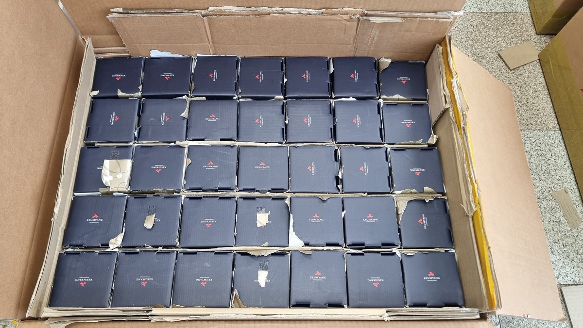 KconnectionPH's tweet photo. Thank you so much KCPH members more budols to come in year 2023.

Packing wine orders 300+ bottles T'Spot Brut, Bordeaux &amp; 64 bottles Wonsoju. 

#TSPOT 
#wonsoju
#KCPHservices 
#boxconsolidation
 #kraddrental
#krwarehouse #consolph
 #kpopmerch
#consolservices
#Krconsol #boxconsol https://t.co/hqkwVeDwcV