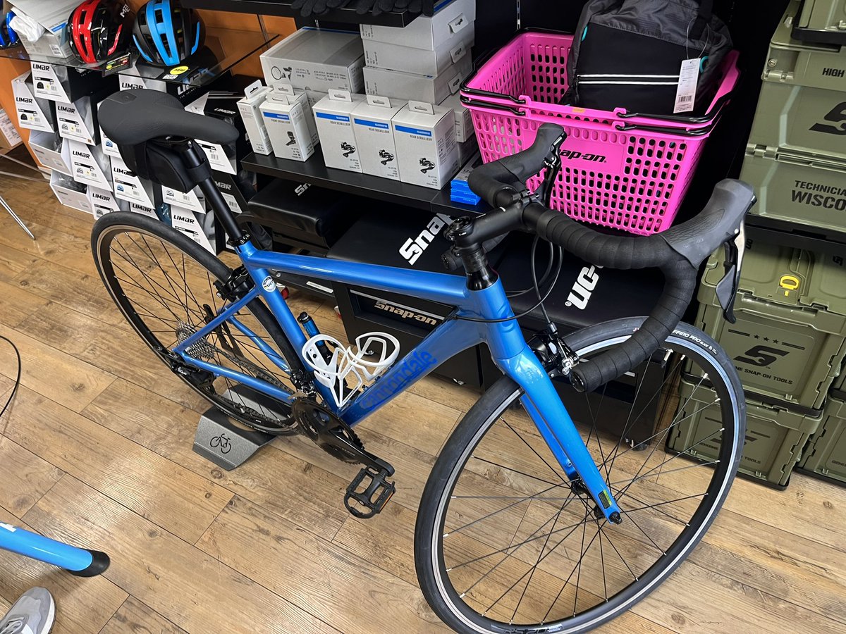 roadbike_7581's tweet photo. ついに来た!
嬉しくてウキウキしてて写真これしか撮ってない😅
たくさん乗ります!!
#ロードバイク
#ロードバイク女子
#ロードバイク初心者
#cannondale
#caadoptimo https://t.co/V53uwi3as7