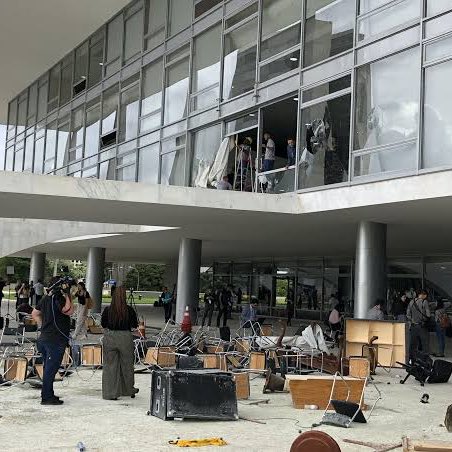 choquei's tweet photo. 🚨BRASÍLIA: Prejuízo de atos terroristas levará dias para ser calculado. Apenas a troca dos vidros do Senado deve custar R$ 1 milhão. https://t.co/AU4RDGAFIL