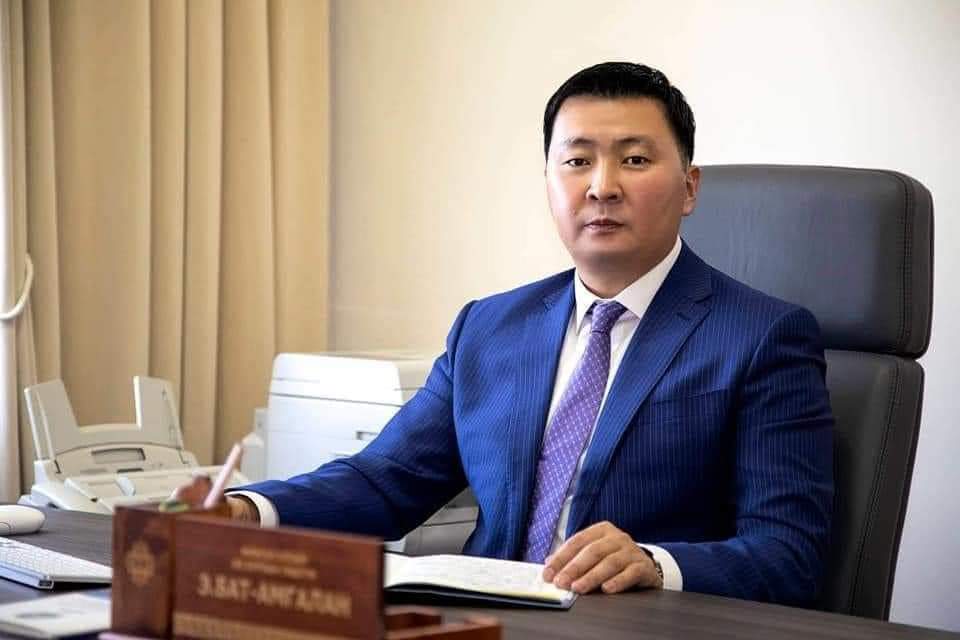 Төрийн ордонд #согтуу... #Хуулийн_сайдаараа хүргүүлж, нтр. Ер нь сүүлийн үед юу л болоод байна даа. Ядаж л согтуу гишүүнээ эргүүлэн татах байлгүй #Занданшатар даргаа