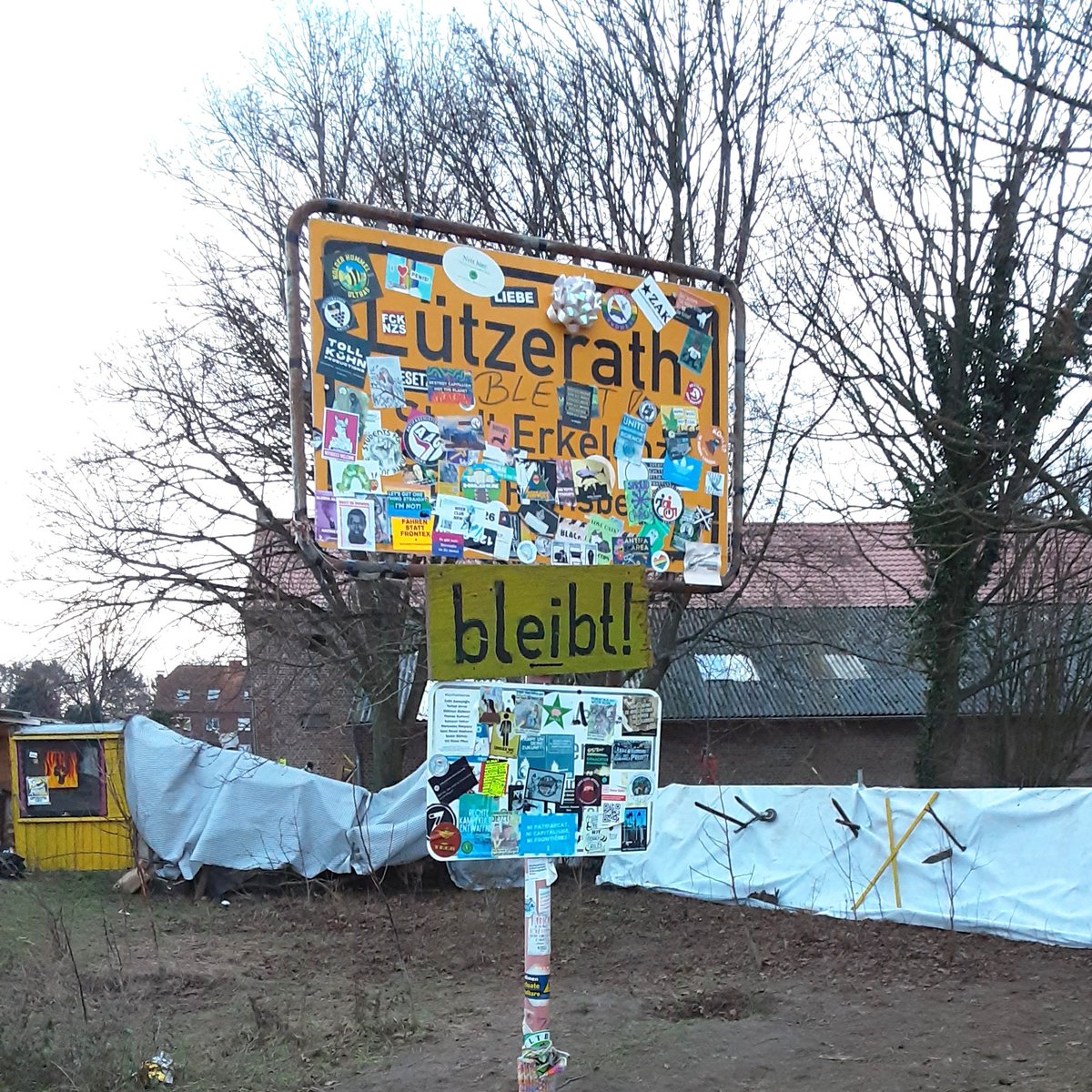 DenkmalADKante's tweet photo. 1763-2023, über 1/4 Jahrtausend altes Kulturgut, geschändet, zerstört, für eine Brikettfabrik, die es nicht mehr gibt. 
#lützerath #denkmal https://t.co/rrUhC4NsqD