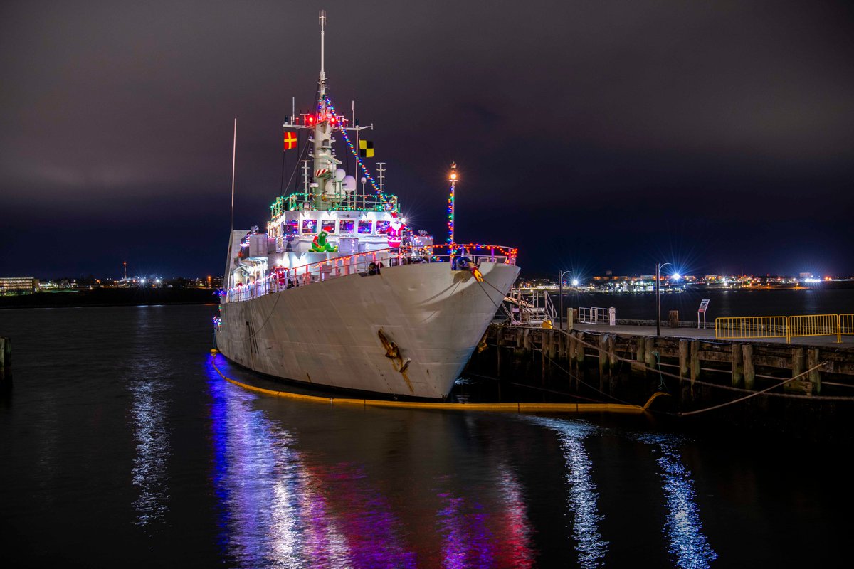 Drumroll please 🥁... #HMCSSummerside is the winner of this year Canadian Fleet Atlantic #FestiveLighting Contest. Bravo Zulu! 

Thanks to all the ship's companies for spreading holiday cheer by brightly decorating their ships.