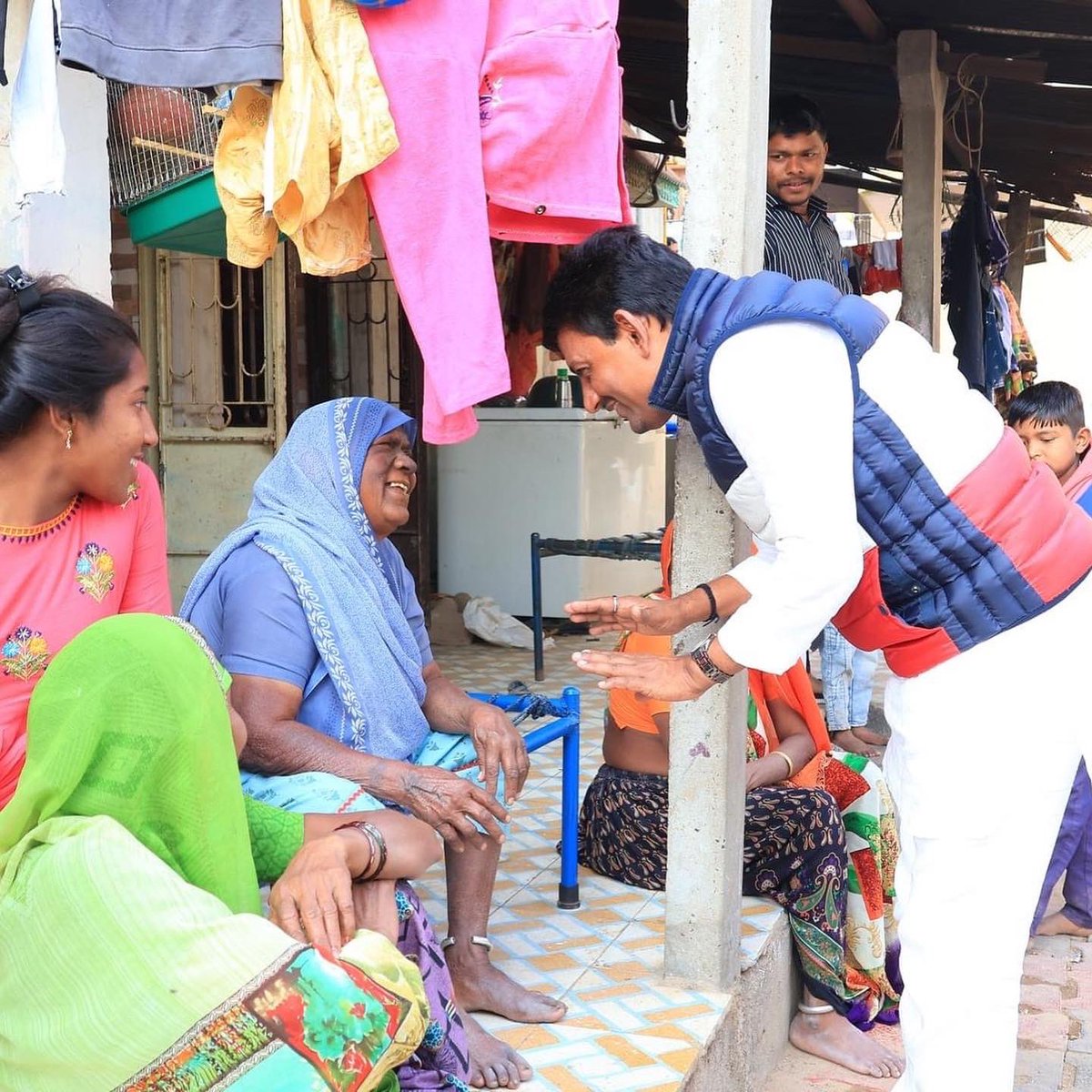 AlpeshThakor_'s tweet image. मेरी दिनचर्या - मेरे गांधीनगर दक्षिण परिवार के बीच रहना, गली गली घूम कर बच्चों से, महिलाओं से, बुजुर्गों से मिलना, और उनकी समस्यायें सुन कर हो सके उतना तुरंत निराकरण लाना।
गांधीनगर दक्षिण whatsapp हेल्पलाइन - 9712113535