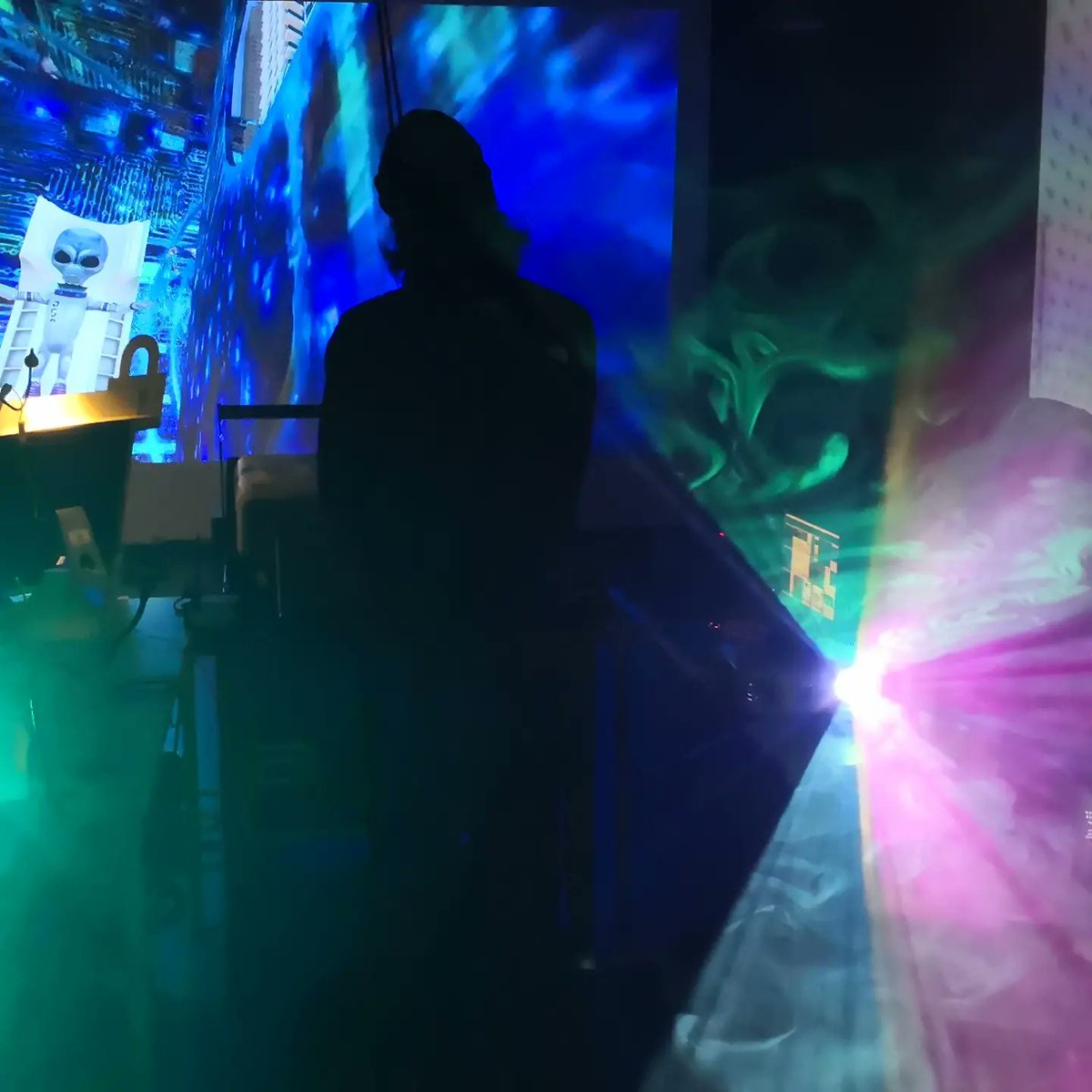 ➡️🎶cryptoparty in orleans #BIM #cryptomonnaie #tezosart #NFT #livecoding #vidjing <a href="/ESADOrleans/">Orleans School of Art and Design</a>