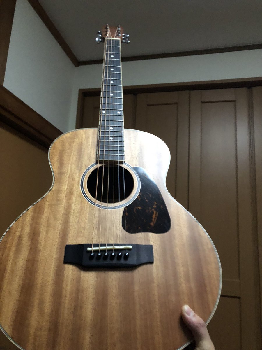 natutobi's tweet photo. あけましておめでとうございます。
ちょうど去年の1月に買ったS.yairiのアコギが「. airi」という偽物になりましたが、見た目も弾き心地もめちゃくちゃ好みです。 https://t.co/Quh1iJeZxq