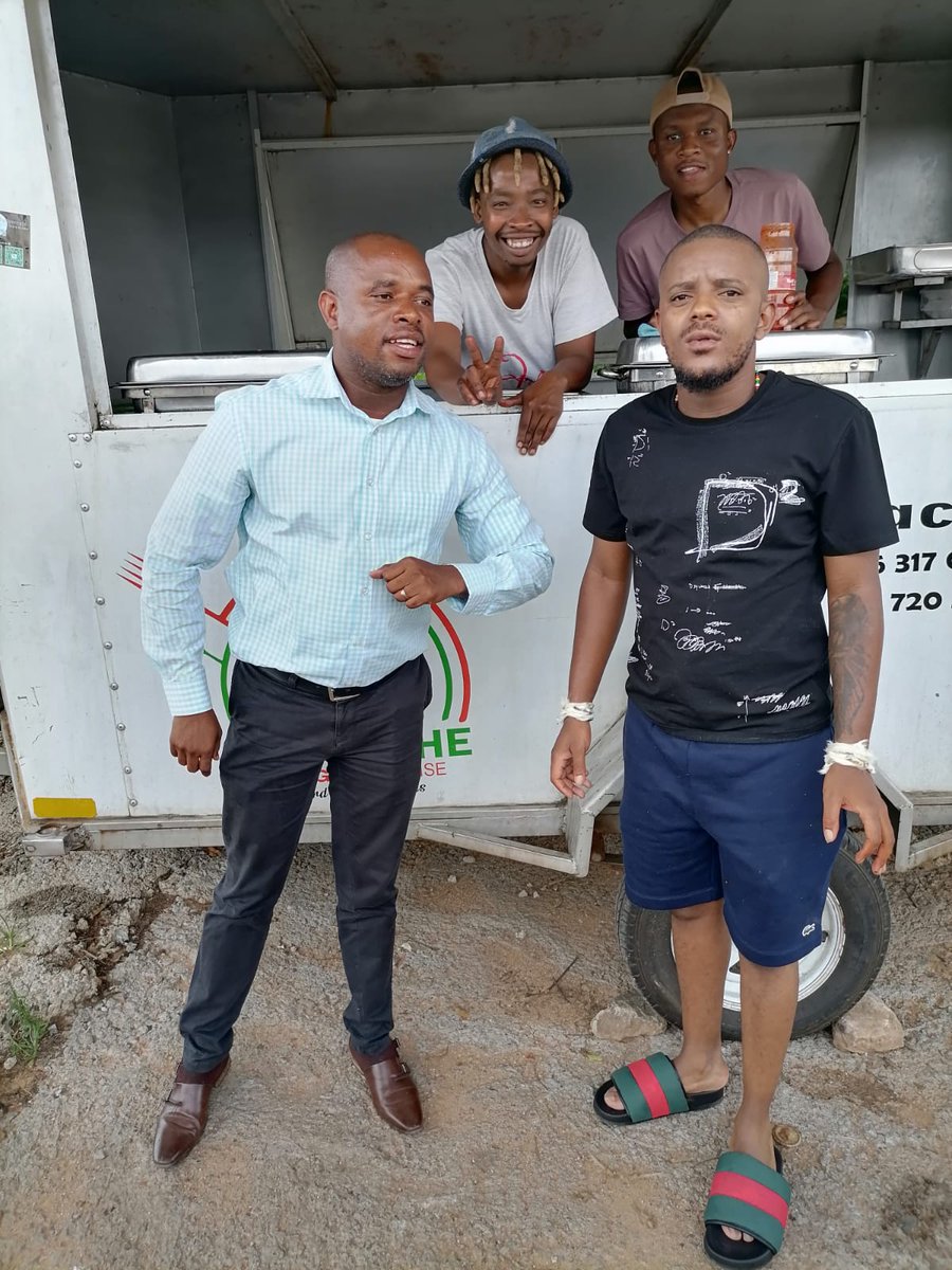 manenzhe_samuel's tweet image. Lunching at Famous caravana
#famouscaravana
#Kwesta
#kabzadesmall
#Enosoul