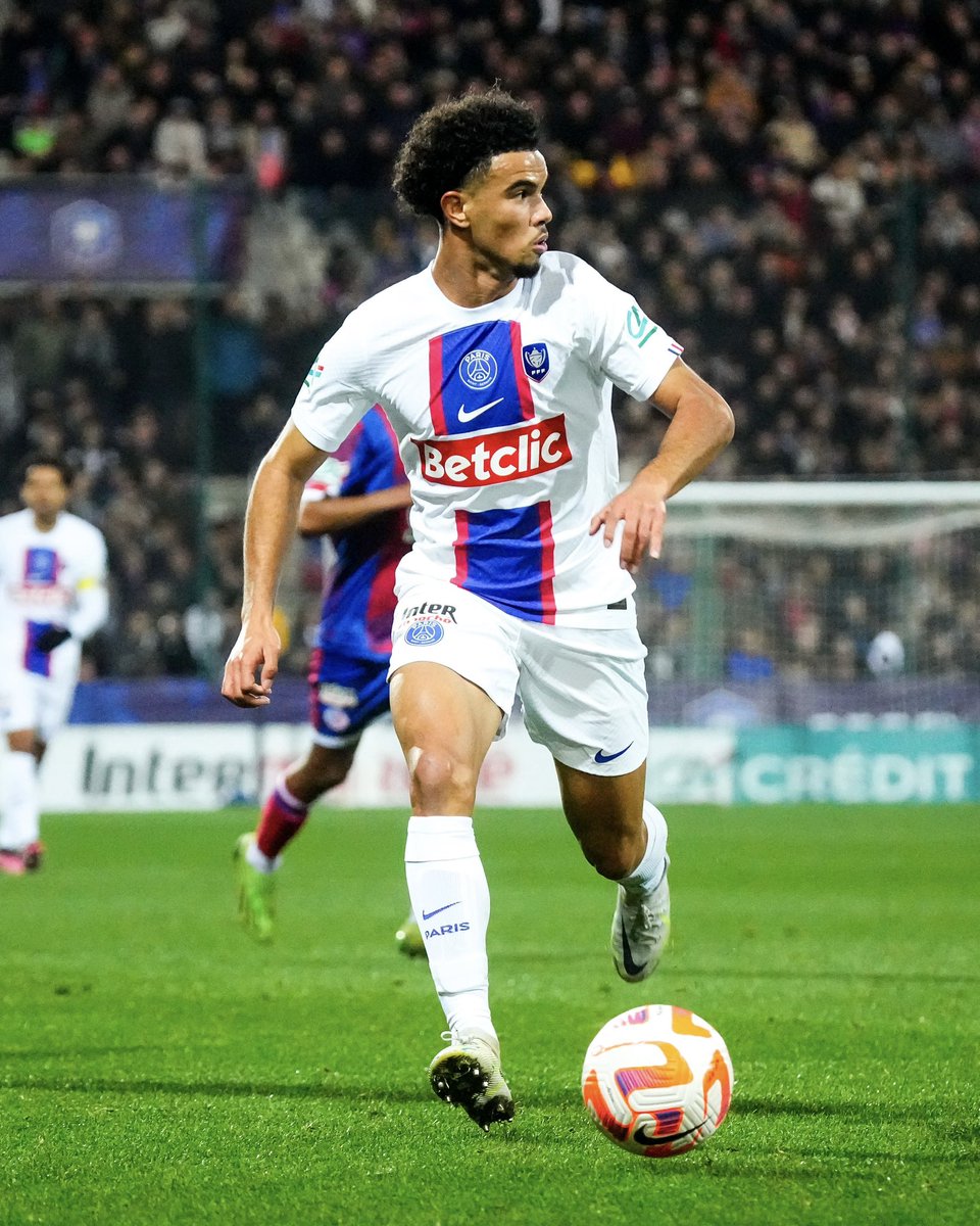 ActuFoot_'s tweet photo. Christophe Galtier sur Zaïre-Emery :

« Il est capable de démarrer un match de Ligue 1 mais aussi un match de Ligue des champions. J'en suis convaincu. » 💎❤️💙 https://t.co/hz3nSz7GEF