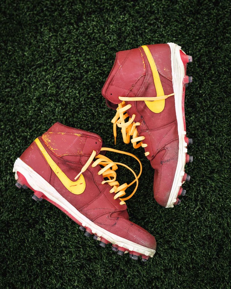 charleslenojr72's tweet image. 🚨GIVEAWAY 🚨 
Game worn burgundy &amp;amp; gold autographed cleats. 

To Enter 
1️⃣ Retweet 
2️⃣ Comment #WPMOYChallenge LENO 
**BONUS ENTRY** Quote tweet saying #WPMOYChallenge LENO  

Winner selected on 1/12