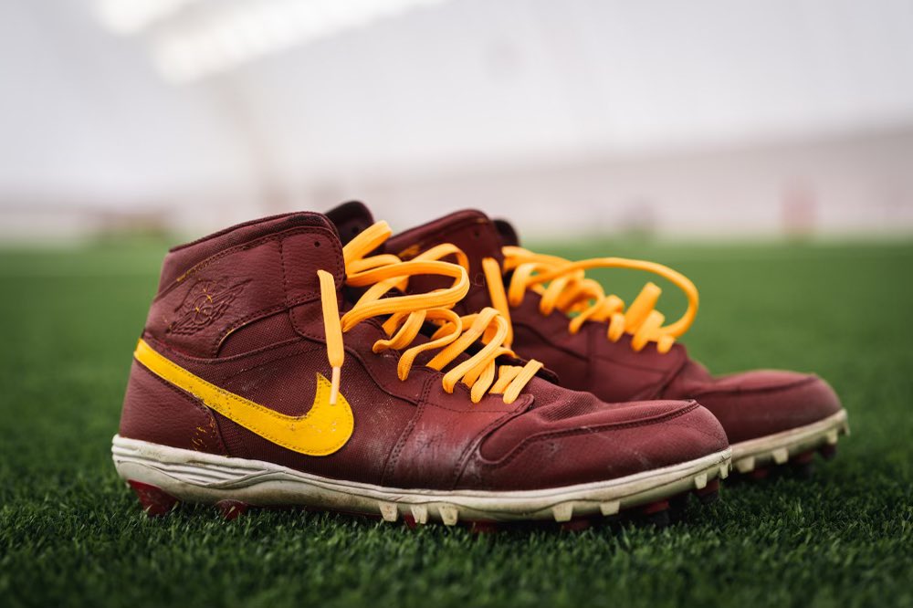 charleslenojr72's tweet image. 🚨GIVEAWAY 🚨 
Game worn burgundy &amp;amp; gold autographed cleats. 

To Enter 
1️⃣ Retweet 
2️⃣ Comment #WPMOYChallenge LENO 
**BONUS ENTRY** Quote tweet saying #WPMOYChallenge LENO  

Winner selected on 1/12