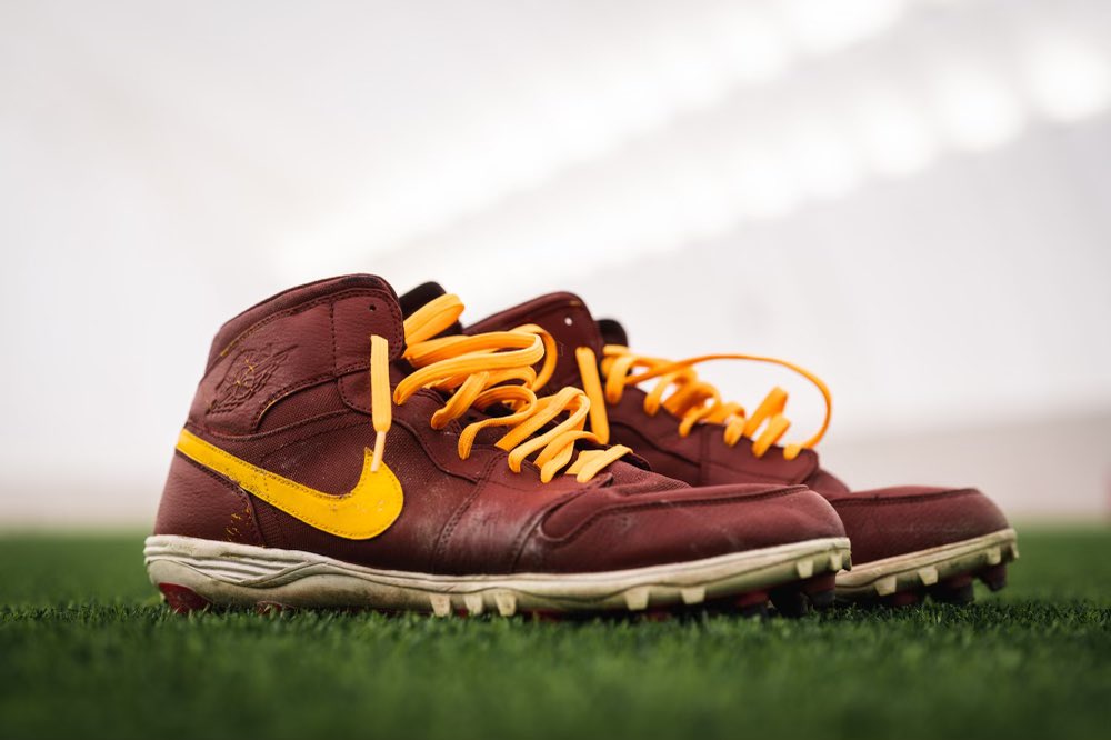 charleslenojr72's tweet image. 🚨GIVEAWAY 🚨 
Game worn burgundy &amp;amp; gold autographed cleats. 

To Enter 
1️⃣ Retweet 
2️⃣ Comment #WPMOYChallenge LENO 
**BONUS ENTRY** Quote tweet saying #WPMOYChallenge LENO  

Winner selected on 1/12
