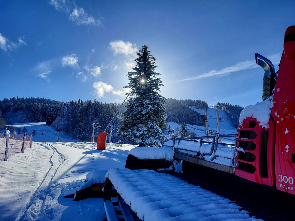 [DOMAINE ALPIN] La neige a fait son retour à #metabief pour notre plus grand plaisir ! Malheureusement, ces chutes ne sont pas suffisantes pour envisager une ouverture du domaine skiable alpin. Il faudra encore un peu de patience et attendre les prochaines chutes de neige... 🤞