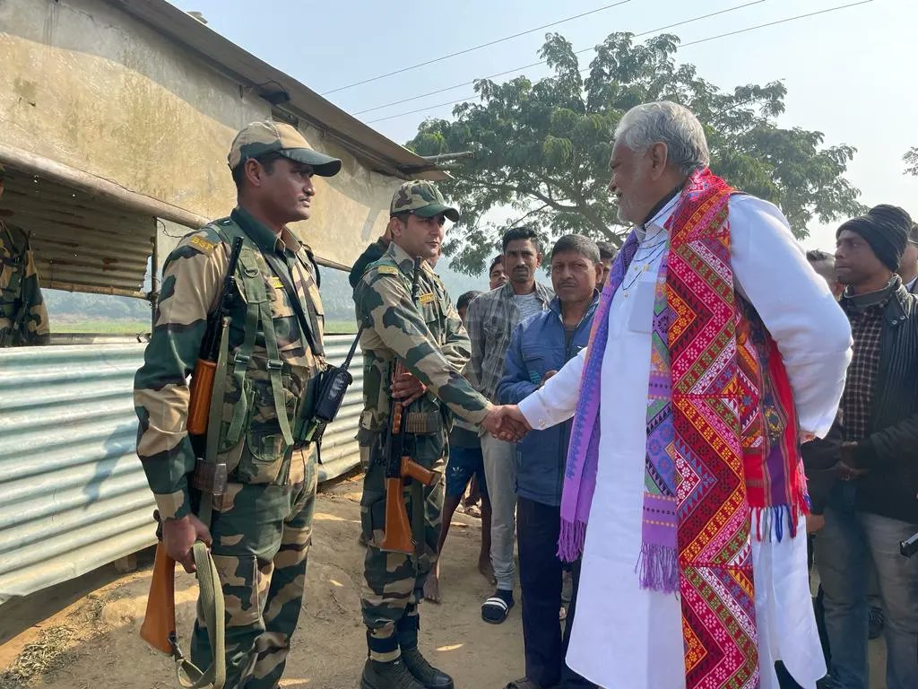 PRupala's tweet photo. मेघालय-बांग्लादेश सीमा प्रवास के दौरान ग्रामीण जनता का उल्लास !

#BorderHaat https://t.co/T1uUKPv8XN