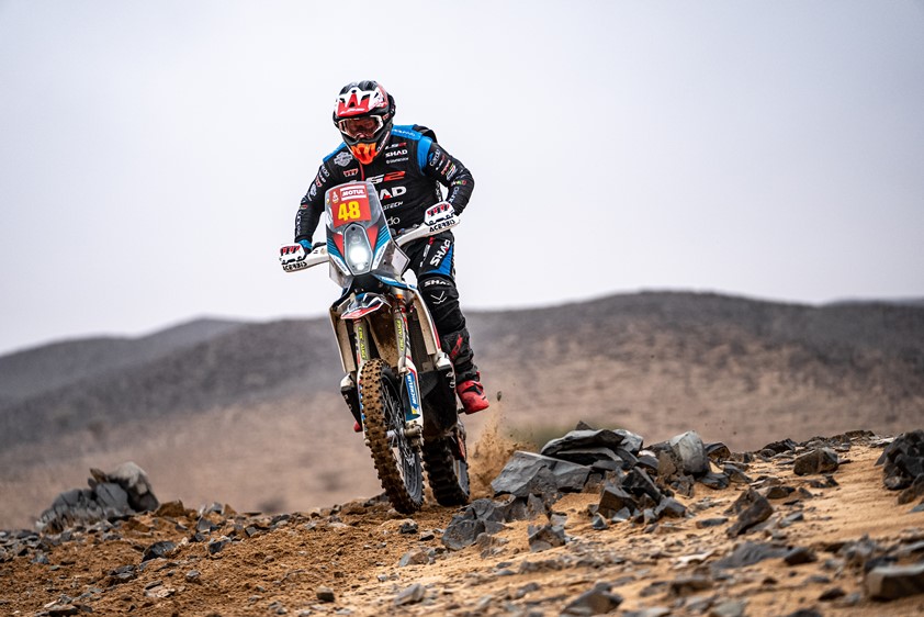 Dynatechpro's tweet photo. Etapa 9 del @dakar Riyahd-Karadh @JoanPedrero ha terminado en la posición P24.  Etapa muy difícil con mucha agua. Mucho mérito este puesto con una moto inferior a las oficiales y sin asistencia. P21 en la General ¡Enhorabuena Joan! ¡Vamos! 😀💪 #Dakar2023 #gasalavida #dynatech https://t.co/WbTnLEnzxy