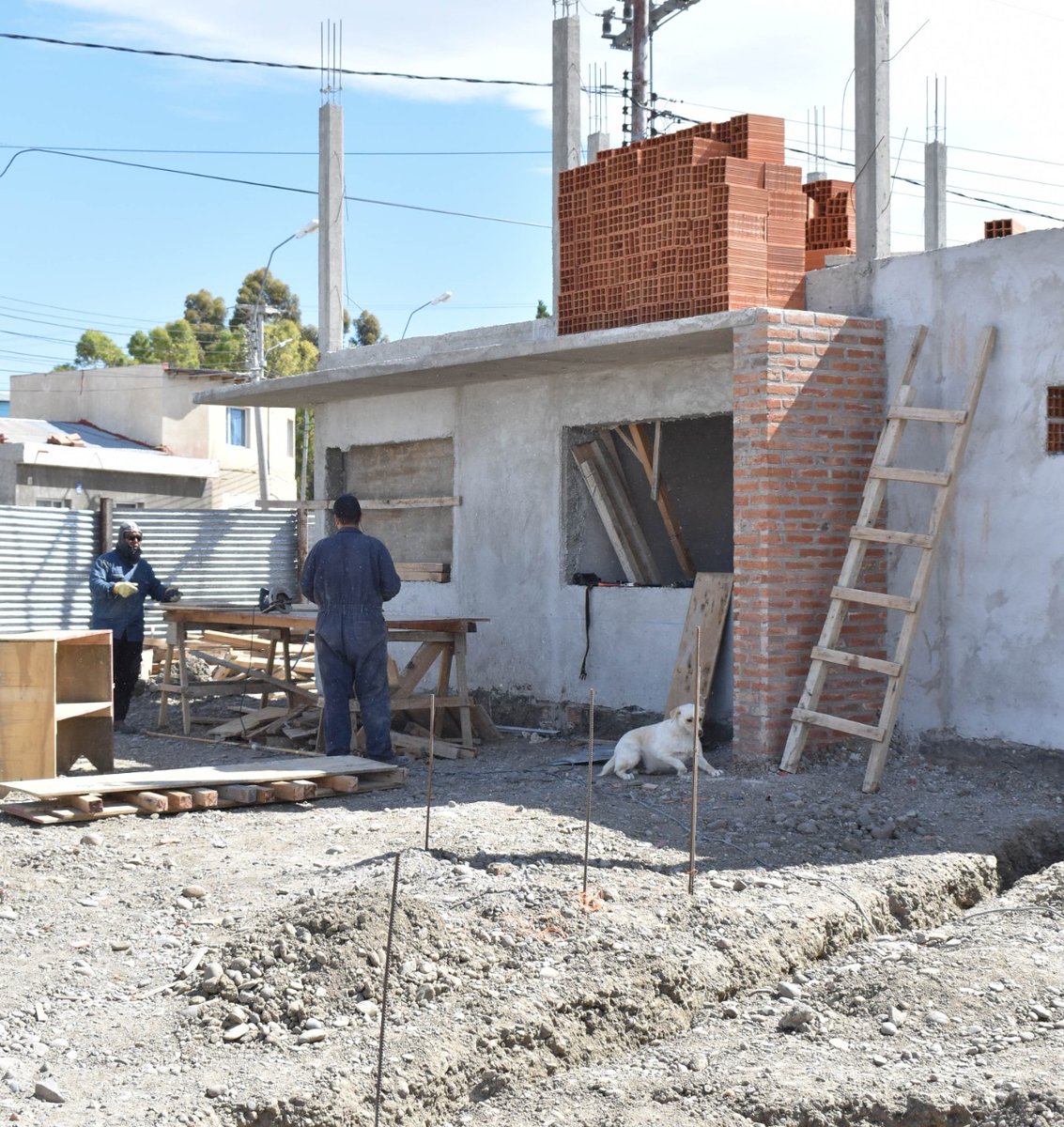 SIEPChubut's tweet photo. Estamos construyendo una nueva comisaría en Comodoro Rivadavia 👮‍♂️👮‍♀️ 

🚔El edificio, ubicado en el barrio Don Bosco, se desarrollará en planta baja y estará dividido en un área administrativa y un área de detención transitoria. 

#ChubutEnMovimiento https://t.co/vBkPjblbmT