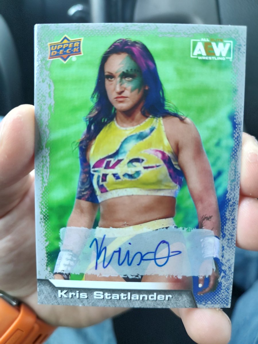 MeanDean1017's tweet photo. Autograph Alert! 👽🛸 #cardmark #createapro #aew #wrestlingcards #aewupperdeck #KrisStatlander  @cardfoundpod @MajorPodNetwork https://t.co/Ixcj4dBsEA