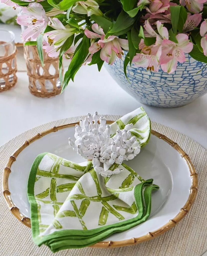 Cue the place setting possibilities! Mix and match different napkins and napkin rings with our Juliska Bamboo dinnerware! 💚 Shown here is our Reed Napkin Rings and Green Bamboo Napkins. Both sold in a set of 4. 
📷 - @brantleyphoto 

•
•
•
#pineapplegirlsjupiter #placeset…