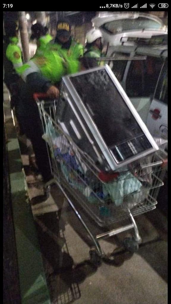 markouchiha1's tweet image. POLICÍAS saqueando PLAZA VEA PUNO. Increíble. Pero la prensa te dirá que son solo las turbas ...