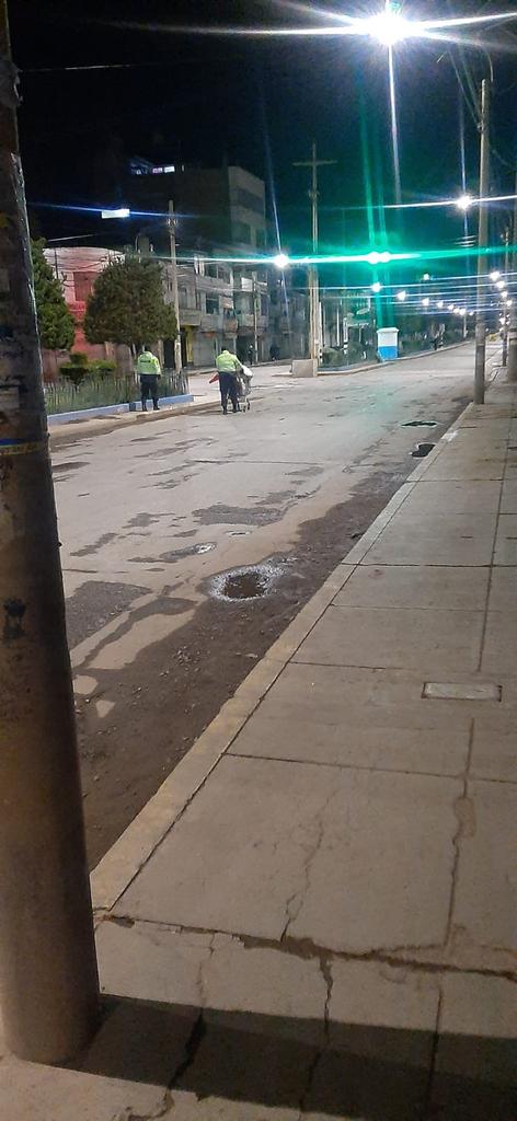 markouchiha1's tweet image. POLICÍAS saqueando PLAZA VEA PUNO. Increíble. Pero la prensa te dirá que son solo las turbas ...