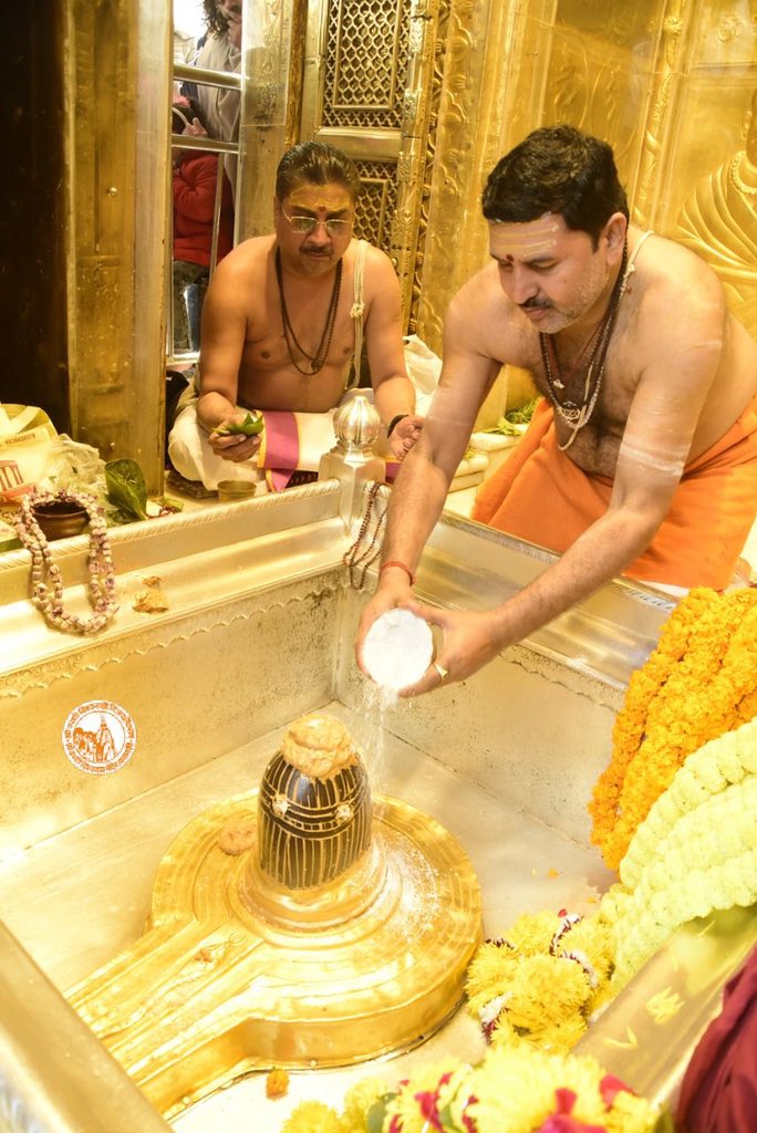 आज दिनाँक 10-01-2023 को श्री काशी विश्वनाथ मंदिर में दोपहर भोग आरती के भव्य दर्शन।

#ShriKashiVishwanath #Shiv #Mahadev #Baba #Temple #Divy #Darshan #Blessings  #BhogAarti #Varanasi #Aarti #Kashi #Jyotirlinga #VishwanathDham
