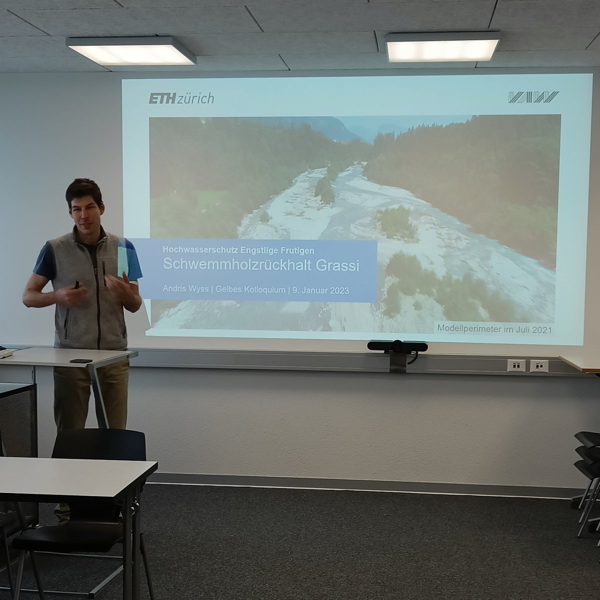 VAW_hydraulics's tweet photo. #Largewood & debris can increase #floodrisk during large floods ๐. But upstream retention can help! Andris Wyss presented on lab experiments that show how a system can retain wood in a #braidedriver (Engstlige River ๐จ๐ญ), while minimizing impact to #bedloadtransport & #floodplain https://t.co/2zC6GTV0u0
