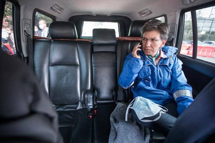 Danielbricen's tweet photo. Hoy comienza a regir un nuevo #PicoyPlaca en Bogotá, otra persecución en contra de quienes tienen carro. Mientras eso pasa, la Alcaldesa Claudia López recorre la ciudad en sus 2 camionetas blindadas que no tienen Pico y Placa dando lecciones de movilidad. https://t.co/eGPfCEb5Oz