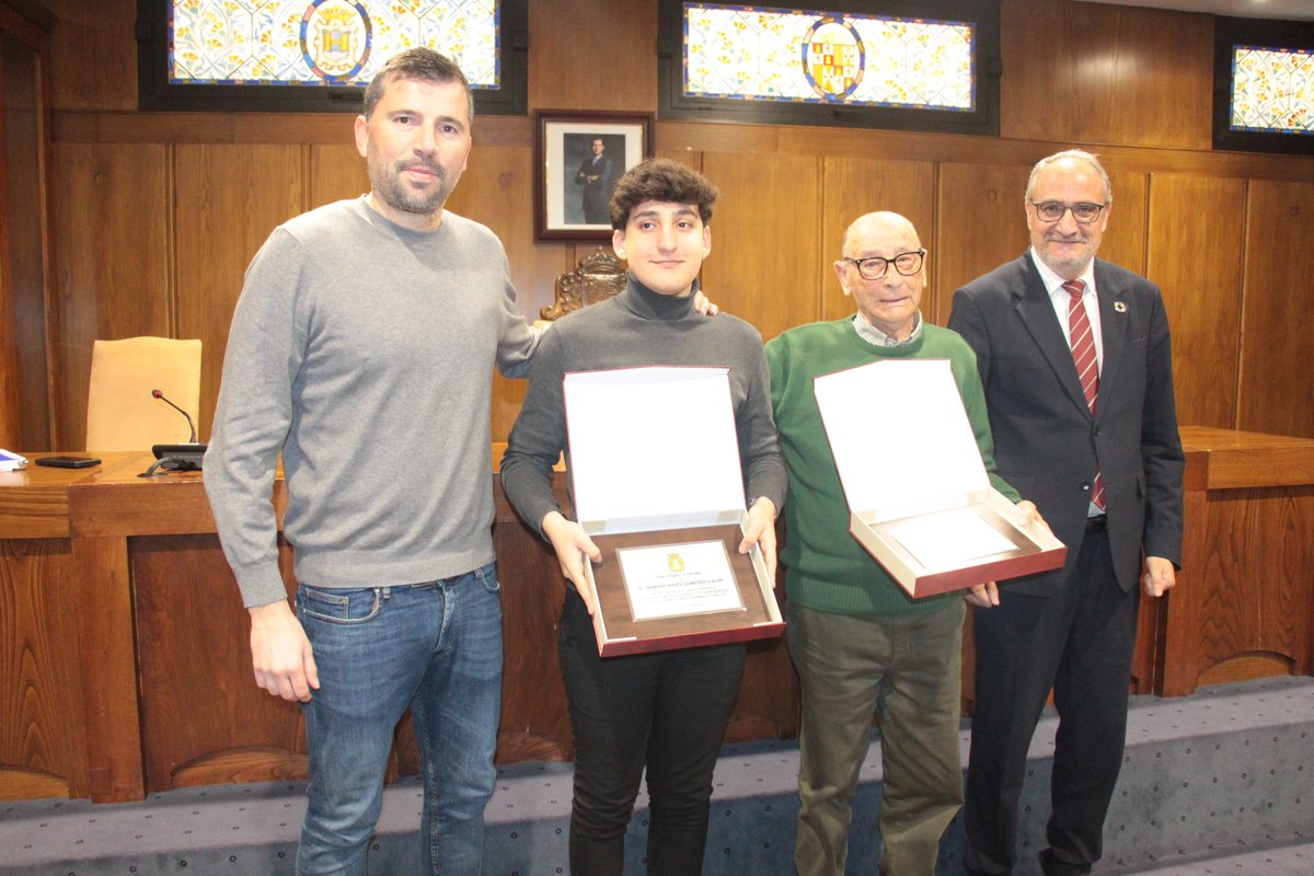 🏅El Alcalde,<a href="/OlegarioRamon/">Olegario Ramón Fernández</a> y el concejal <a href="/IvanCastrillo2/">Ivan Castrillo</a> hicieron entrega de unas placas de reconocimiento al ajedrecista Damián Ángel Lorenzo,por sus logros en el Torneo Internacional de Ajedrez Sub 2000 y a Eloy Hoyos Rueda,fundador y patrocinador del “Club Autoescuela Rueda”.