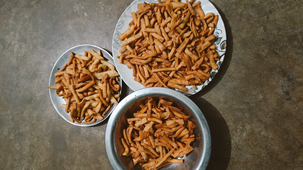 I had never imagined that preparing #nimki is so easy. A plate full of #namkeen So delicious 🤤 & Crispy 😋  'Swaad Aisa ki, bhul na paye!' 😋🥨 #eveningsnacks #homemade #madebyme #eveningsnacks #indiansnacks #namkeen #Nimki