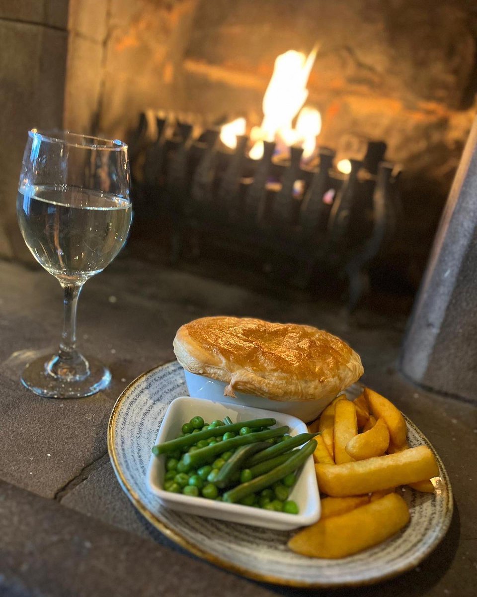 Chicken, Ham &amp; Leek Pot Pie is our Chef’s Pie of the Day today! 🥧 

Available on our Cosy Lunch Menu - 2 courses £13.45 or 3 courses £16.45 🍴 

valeroyalabbeyarms.co.uk/#bookings